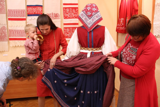 Традиционный костюм Вологодской области показывают в Петербурге